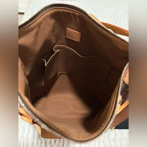 LOUIS VUITTON
Monogram Canvas Odeon GM - Picture 7 of 16